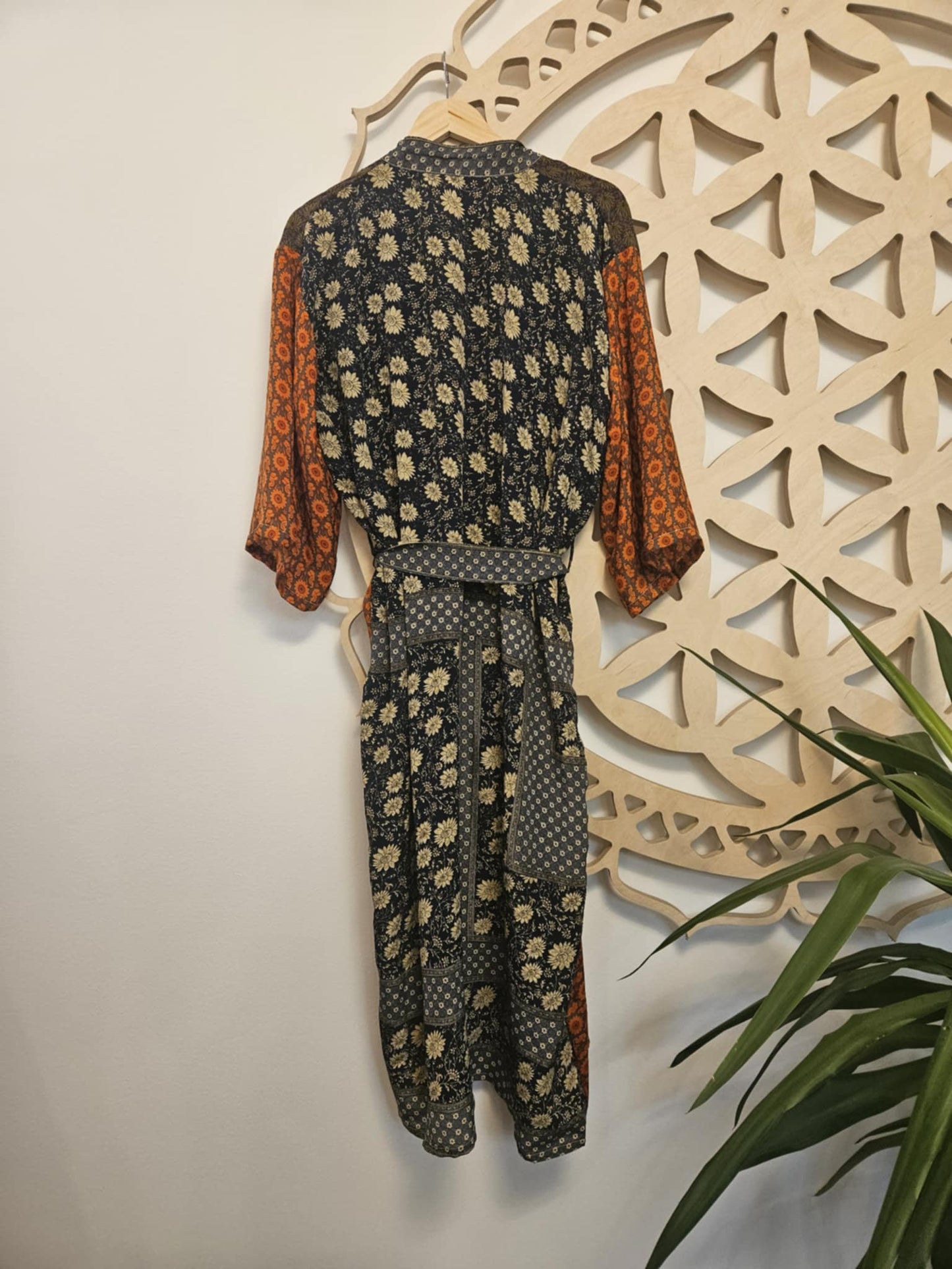Svileni kimono boginje Venere - recikliran sari ORANŽEN - ČRNA