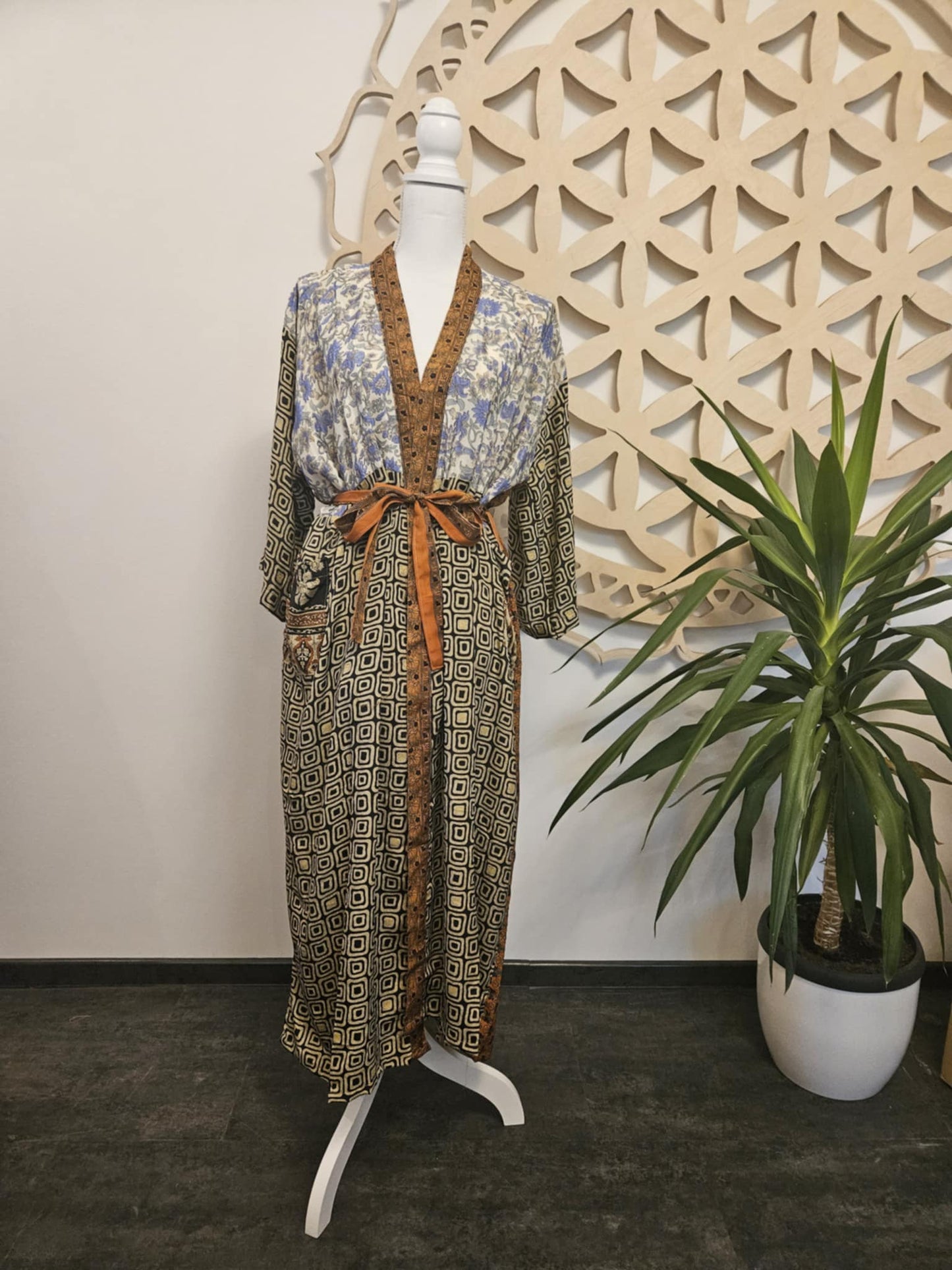 Svileni kimono boginje Venere - recikliran sari RJAVO-SIV