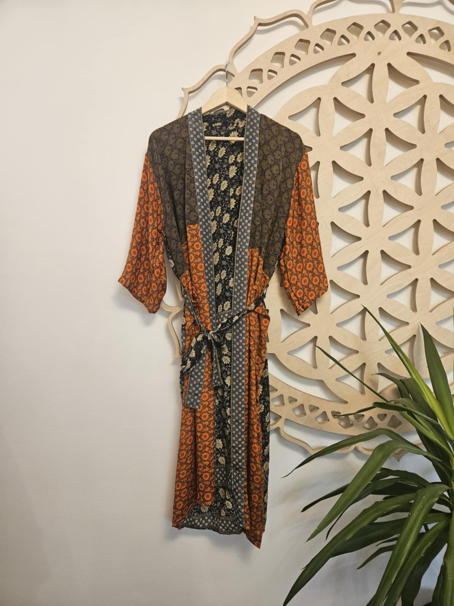 Svileni kimono boginje Venere - recikliran sari ORANŽEN - ČRNA