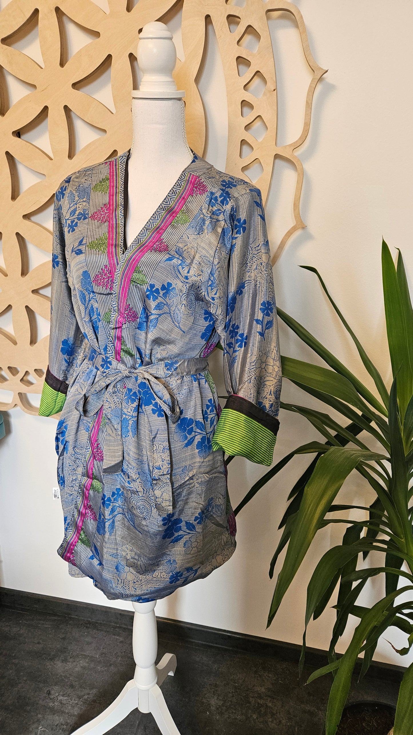 Lakshmi Reversible kimono Upcycled Sari ČRNO/SIVO