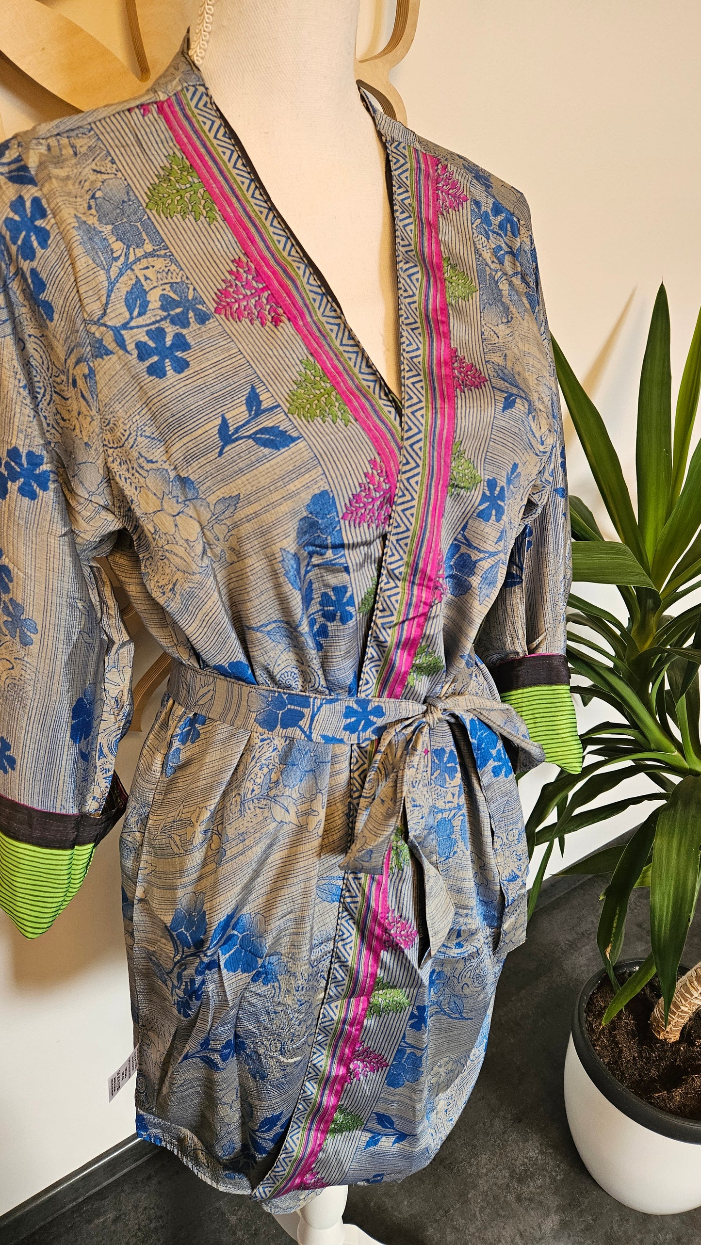 Lakshmi Reversible kimono Upcycled Sari ČRNO/SIVO