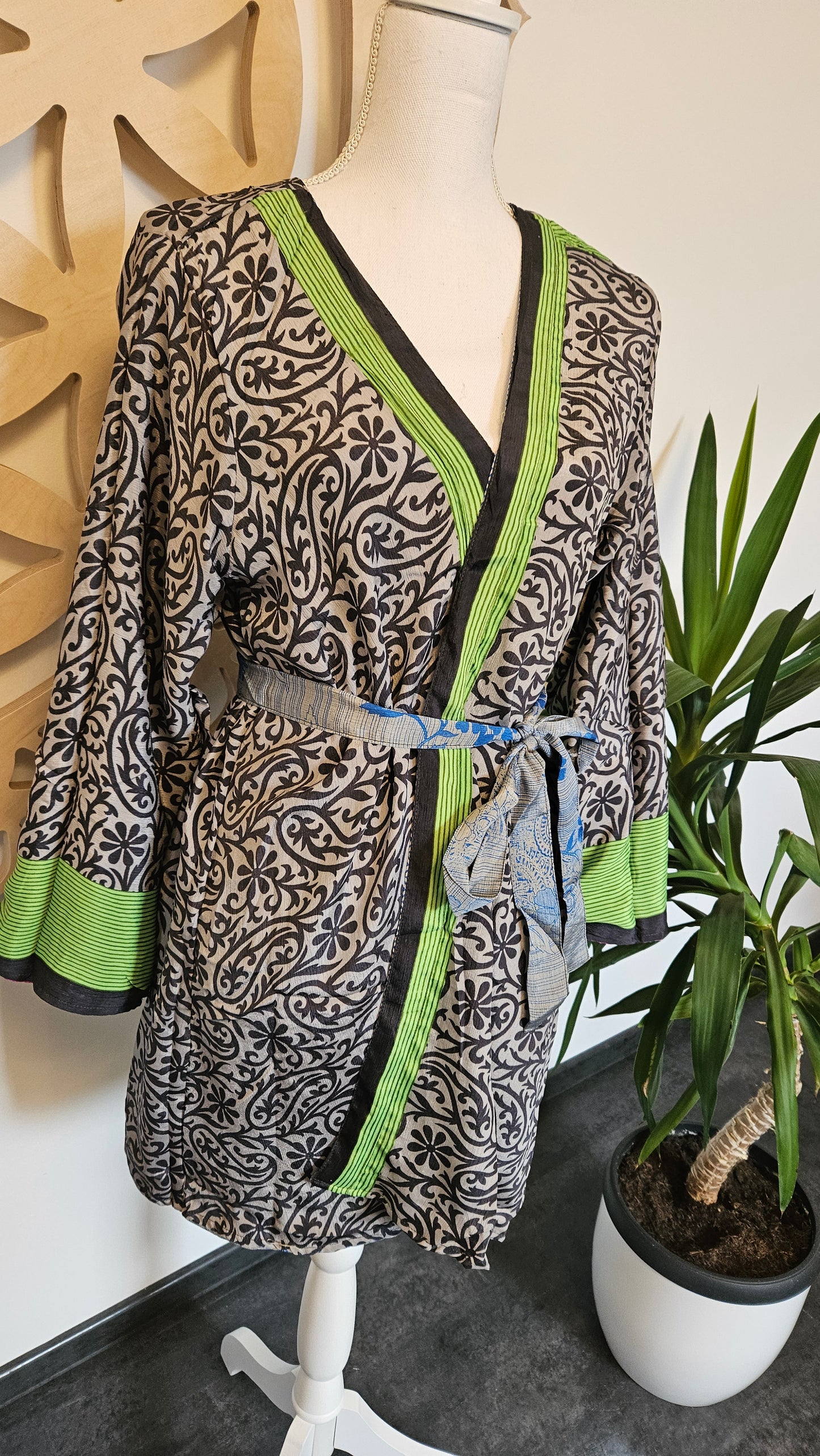 Lakshmi Reversible kimono Upcycled Sari ČRNO/SIVO