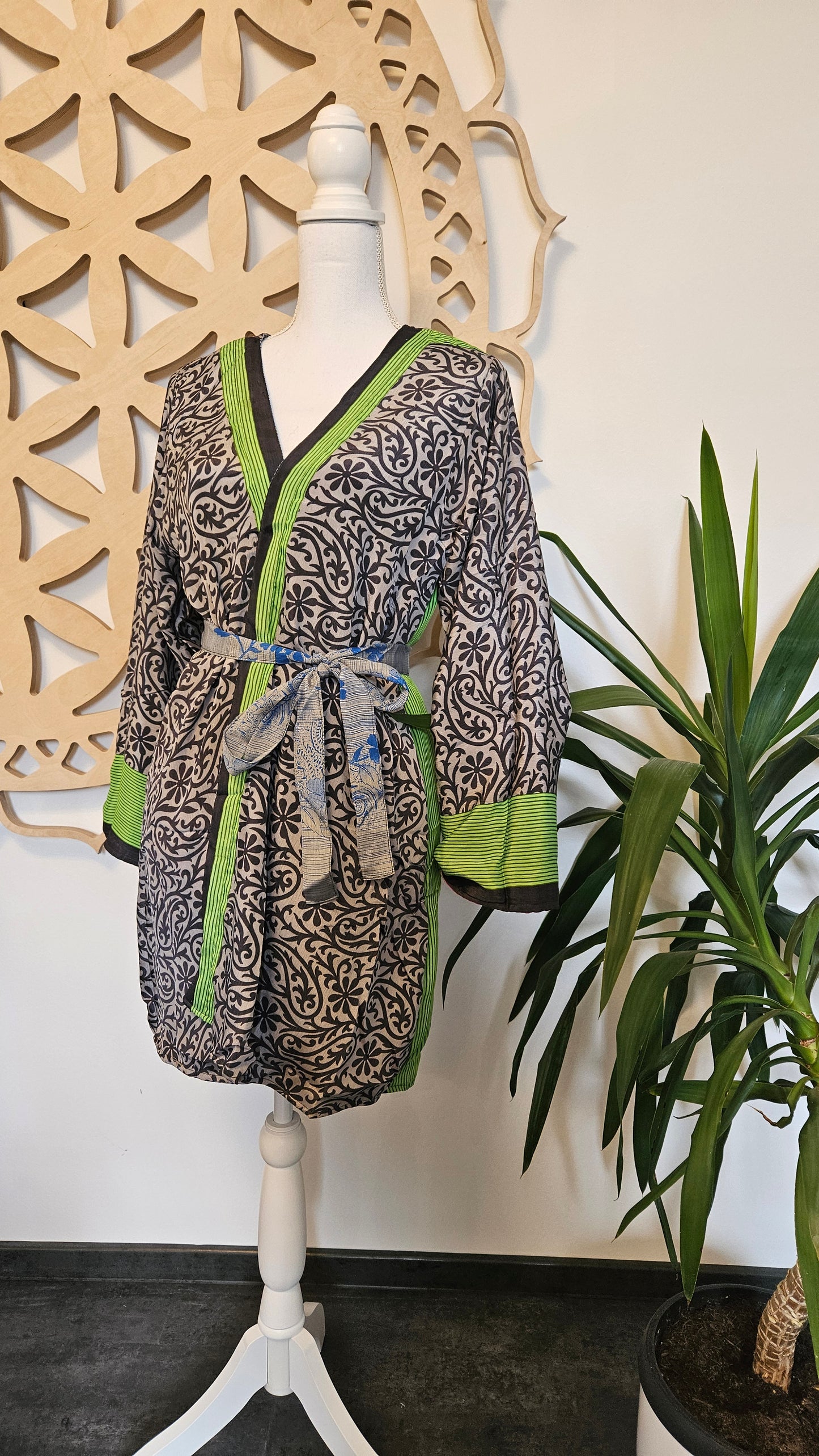 Lakshmi Reversible kimono Upcycled Sari ČRNO/SIVO