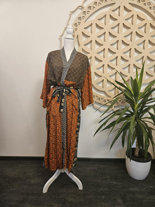 Svileni kimono boginje Venere - recikliran sari ORANŽEN - ČRNA