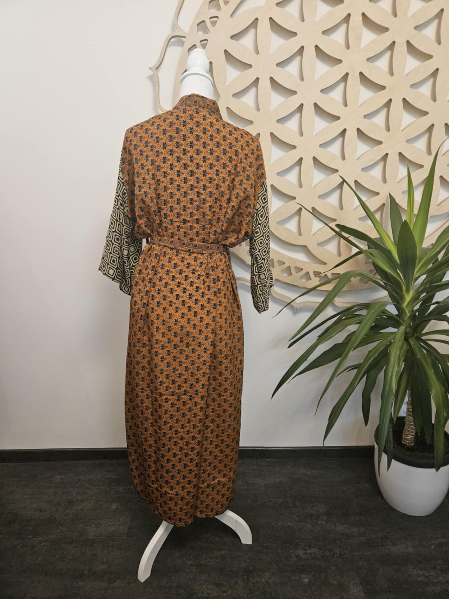 Svileni kimono boginje Venere - recikliran sari RJAVO-SIV