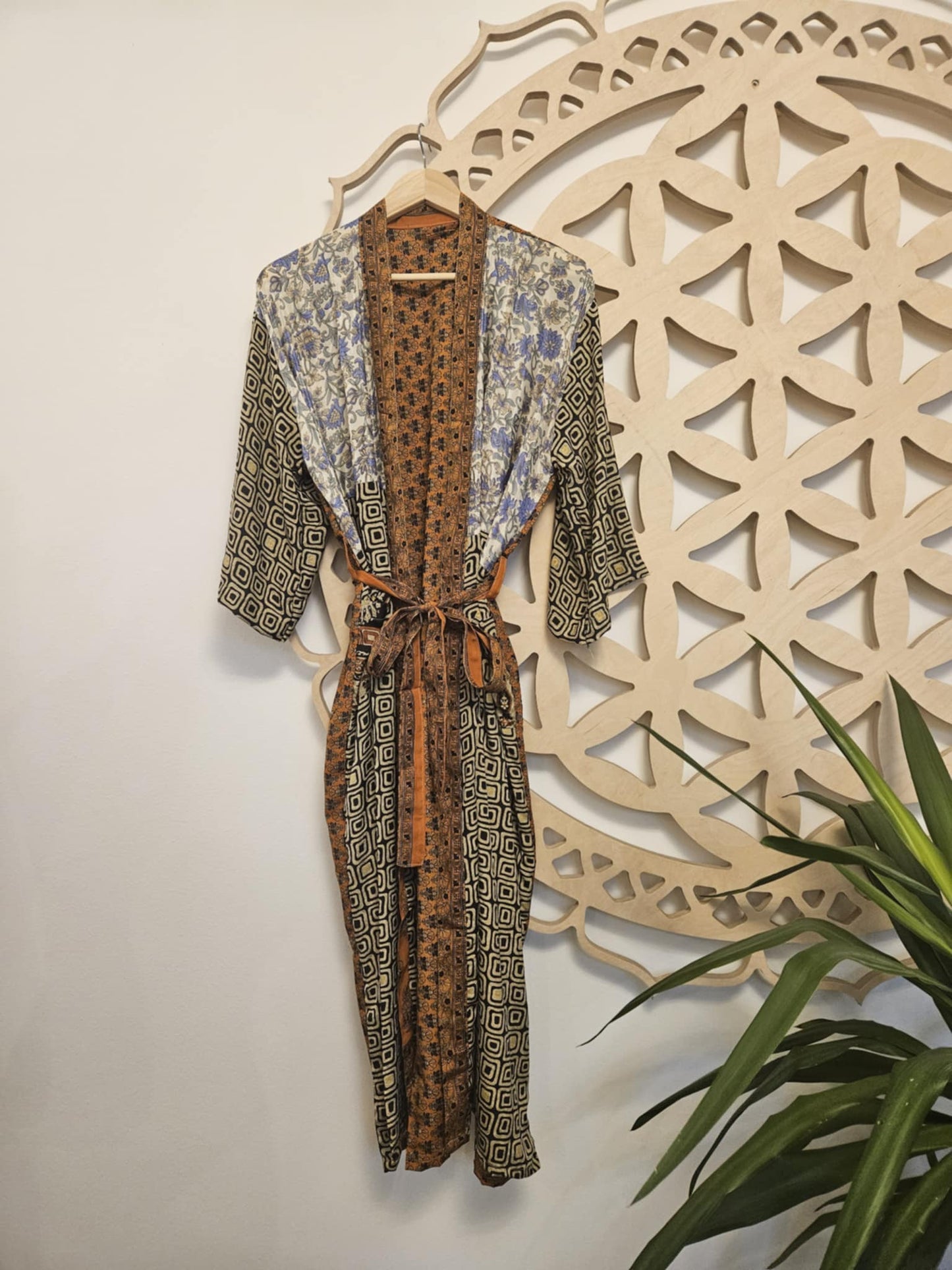 Svileni kimono boginje Venere - recikliran sari RJAVO-SIV