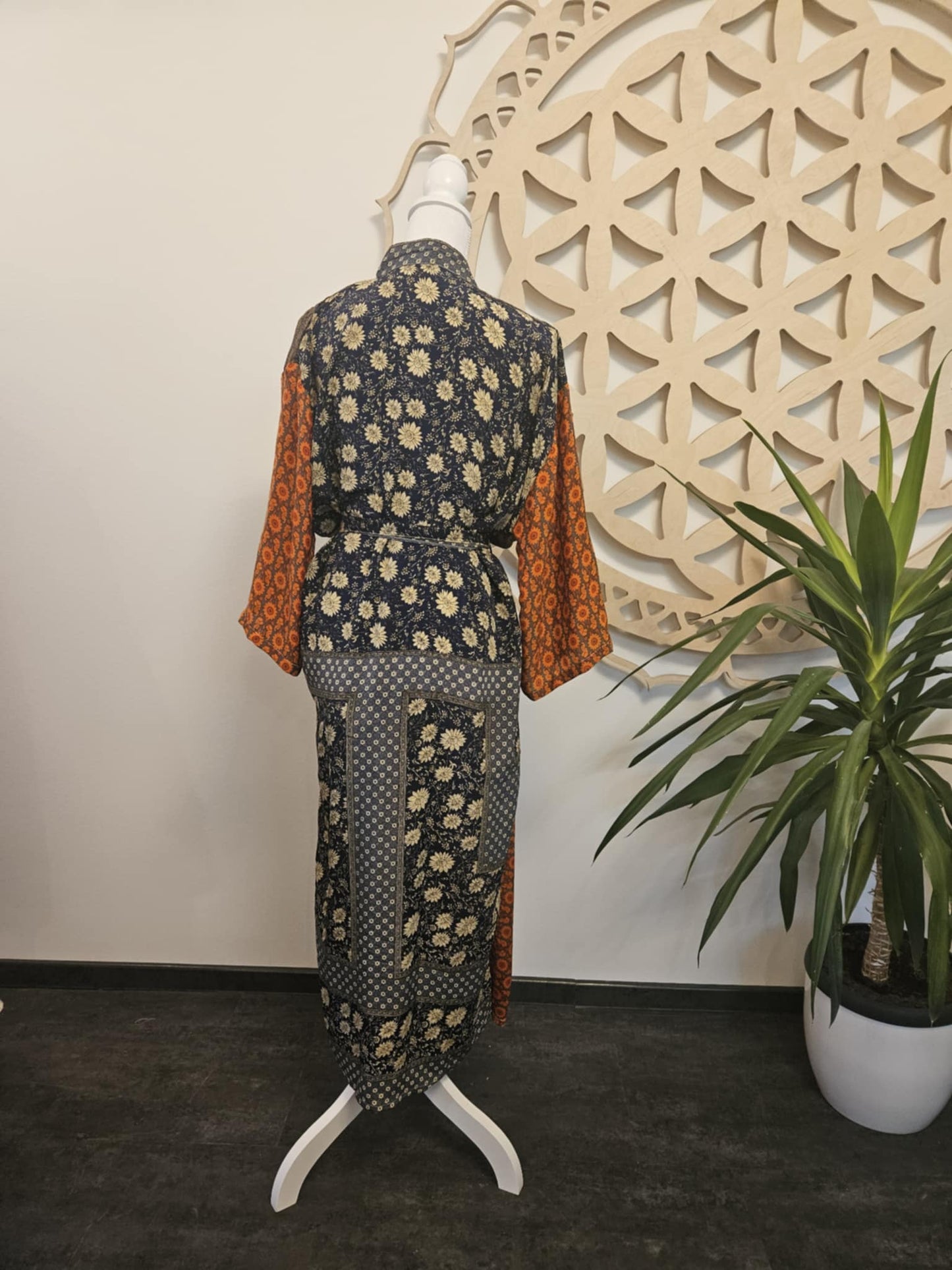 Svileni kimono boginje Venere - recikliran sari ORANŽEN - ČRNA